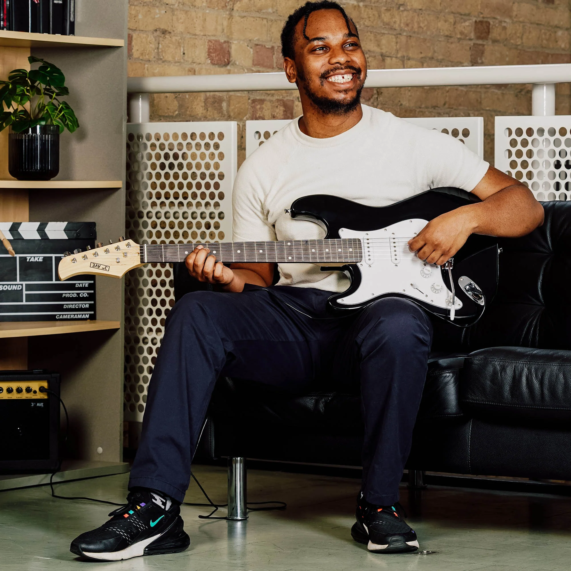 3rd Avenue 4/4 Size Electric Guitar with Amp - Left Hand - Image 5