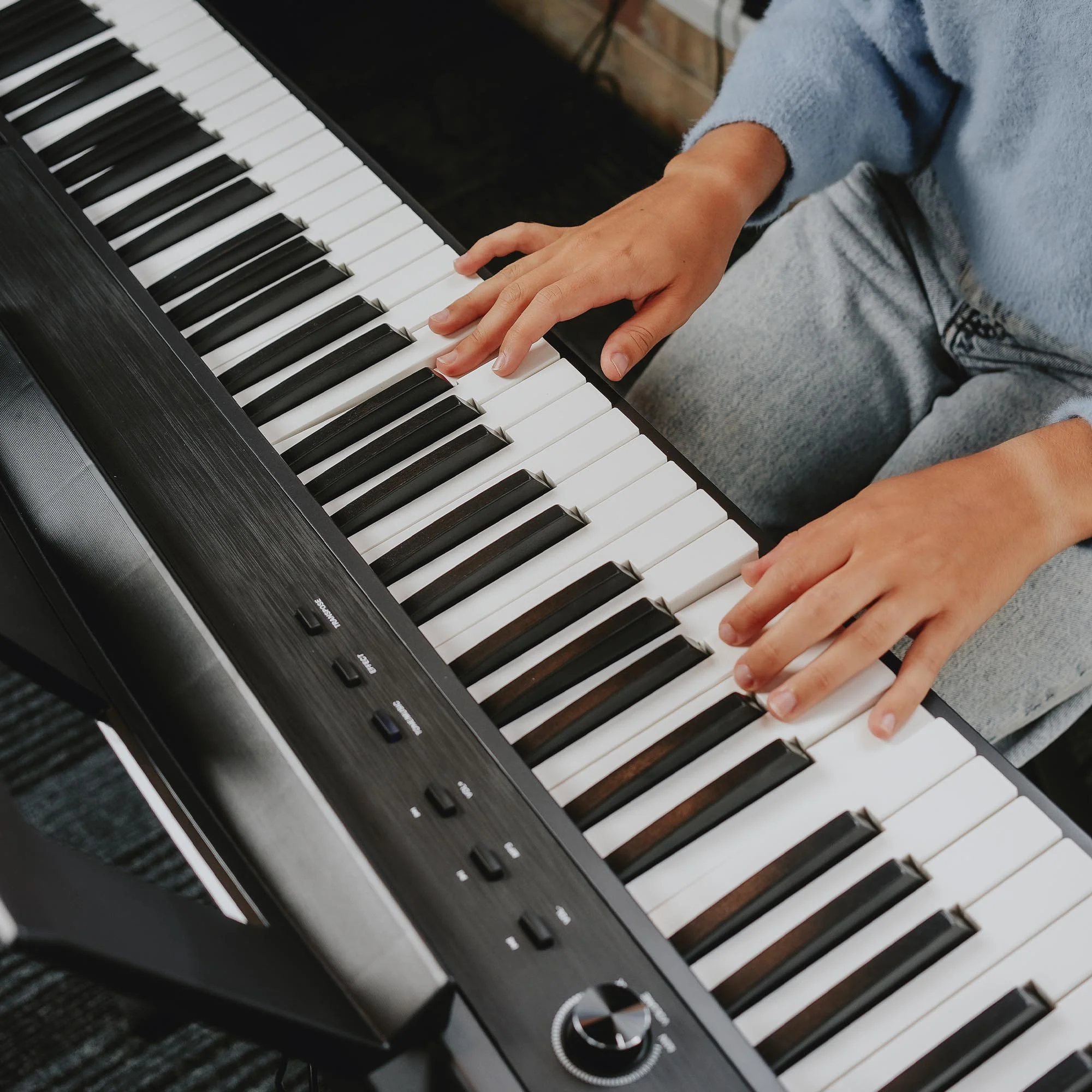 Axus AXD55 88 Note Digital Stage Piano with Stand, Stool & Headphones - Image 5