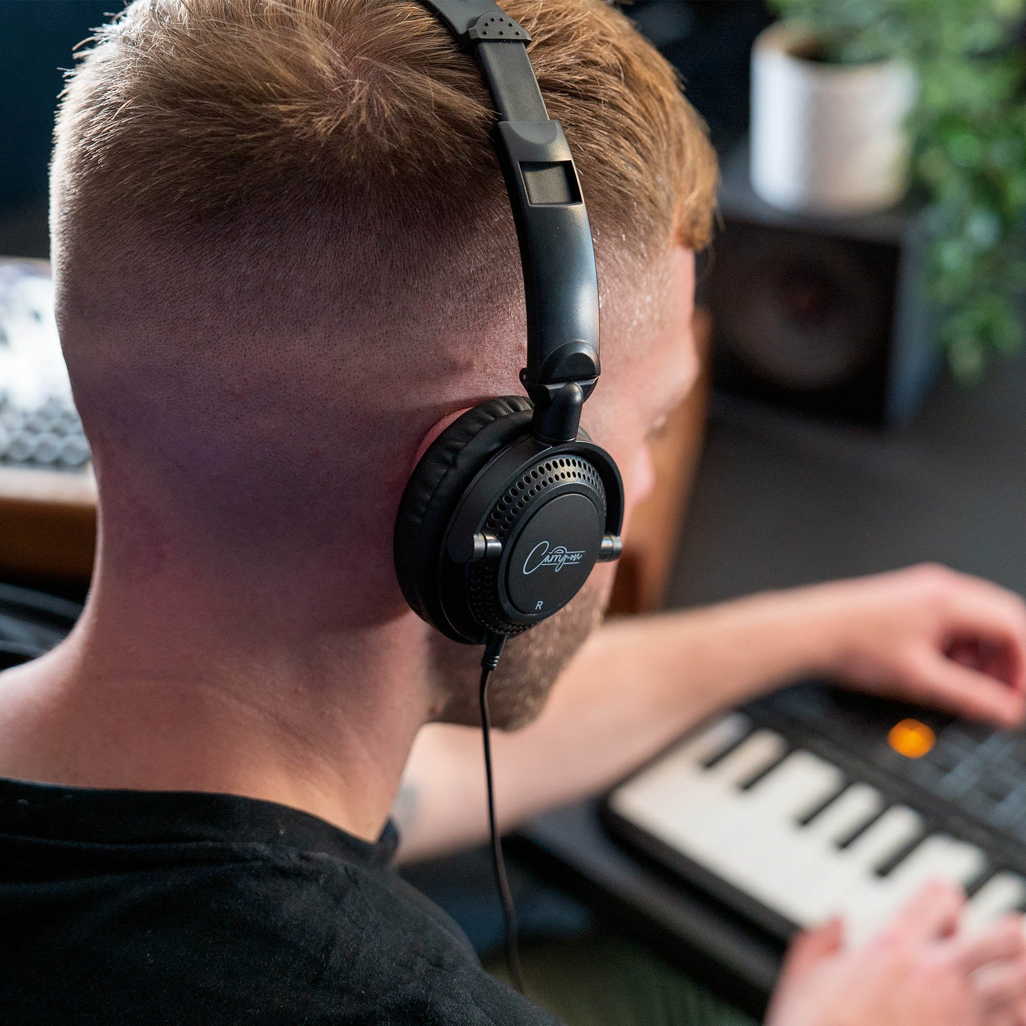 Carry-On FH-50 Folding Headphones - Image 3