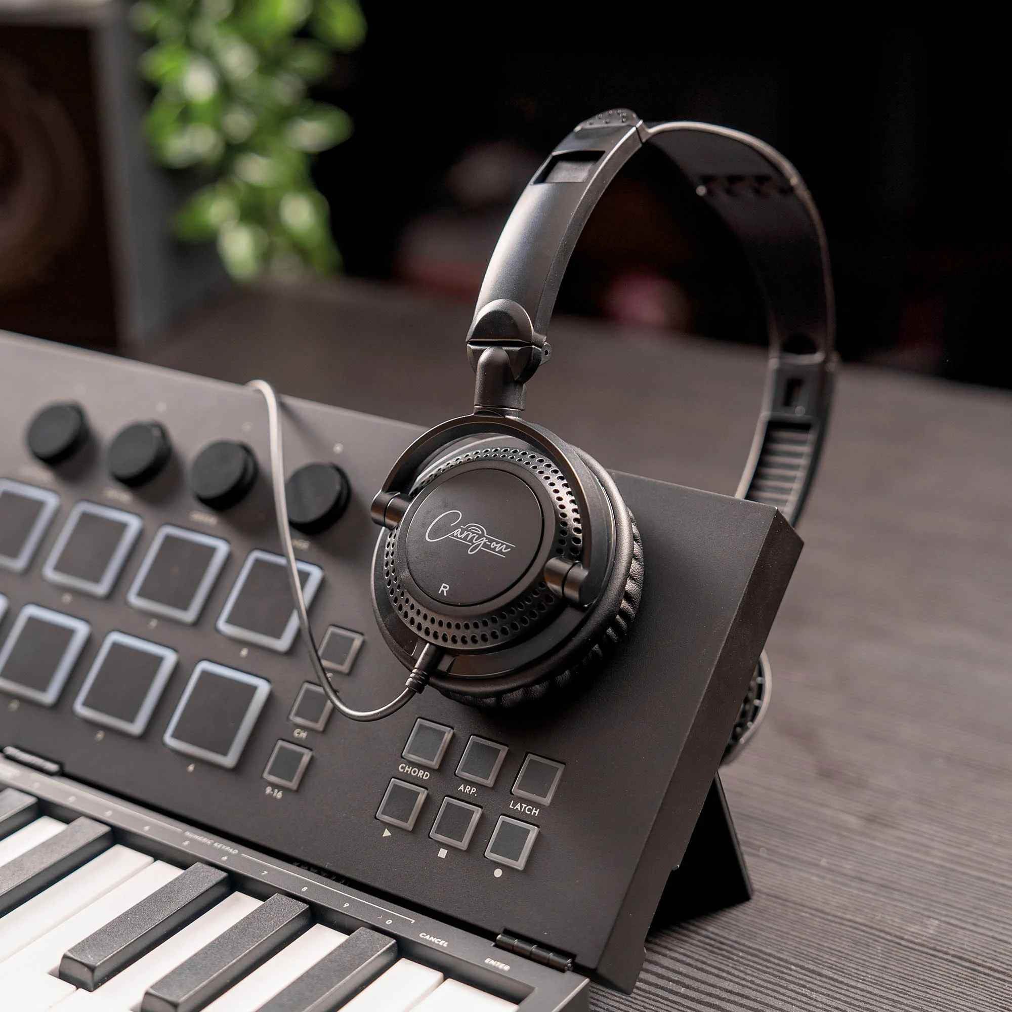 Carry-On FH-50 Folding Headphones - Image 5