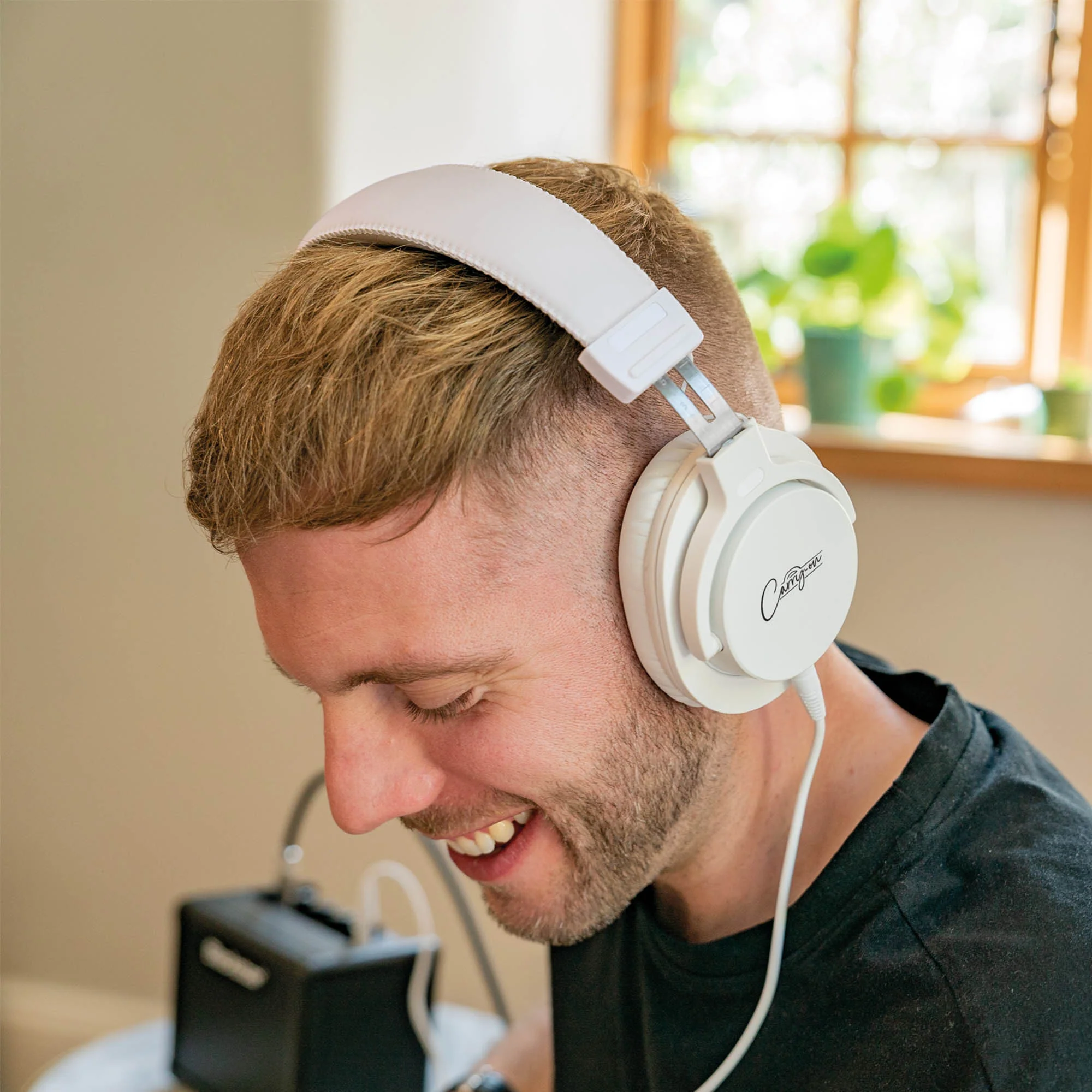 Carry-On SH-100 Folding Headphones - Image 11