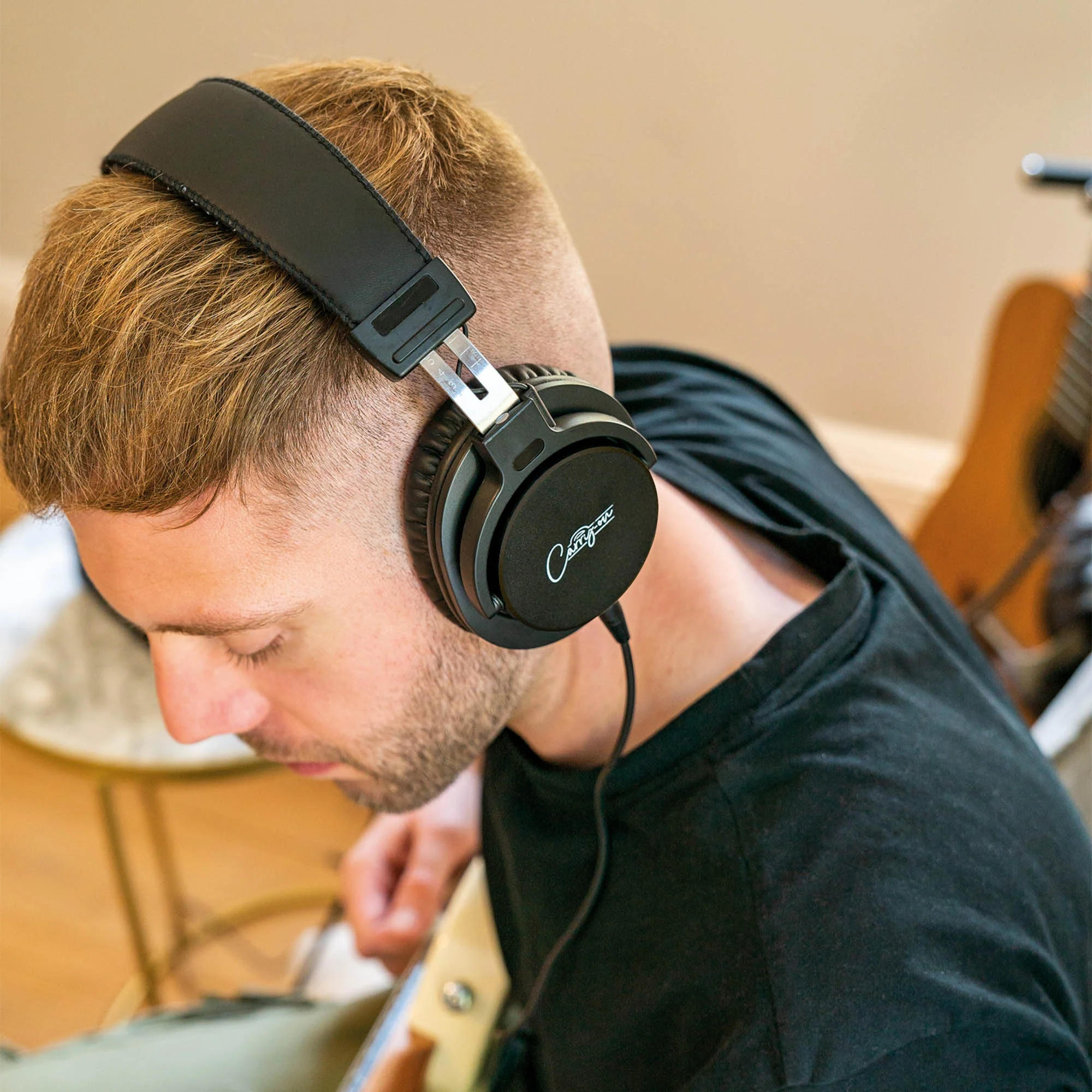 Carry-On SH-100 Folding Headphones - Image 4