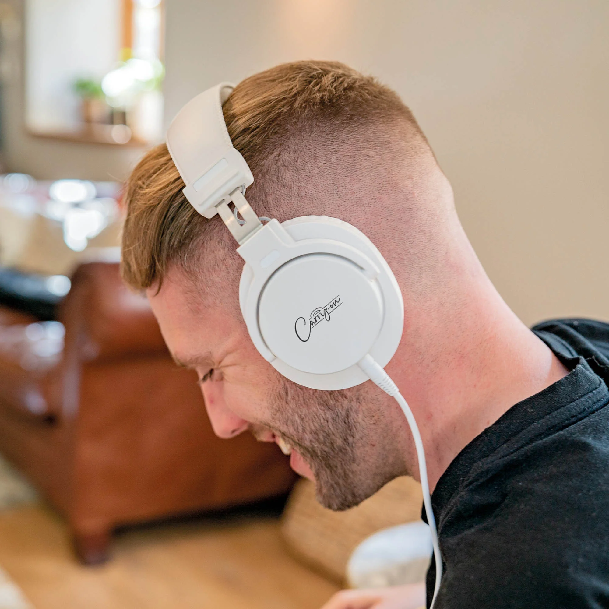 Carry-On SH-100 Folding Headphones - Image 9