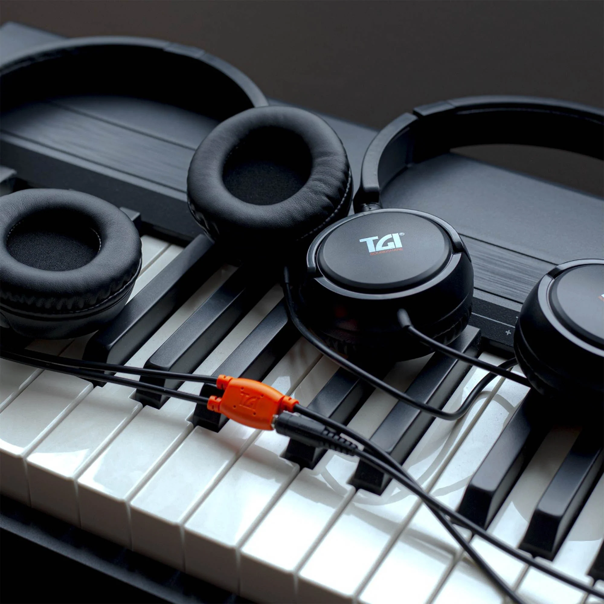 TGI SoundShare Education Classroom Headphones with Sharing Connector - Image 3